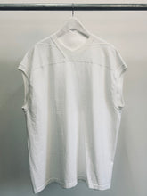 Load image into Gallery viewer, UPM NECK SLEEVELES T