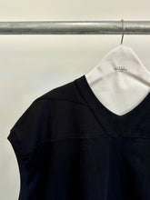 Load image into Gallery viewer, UPM NECK SLEEVELES T