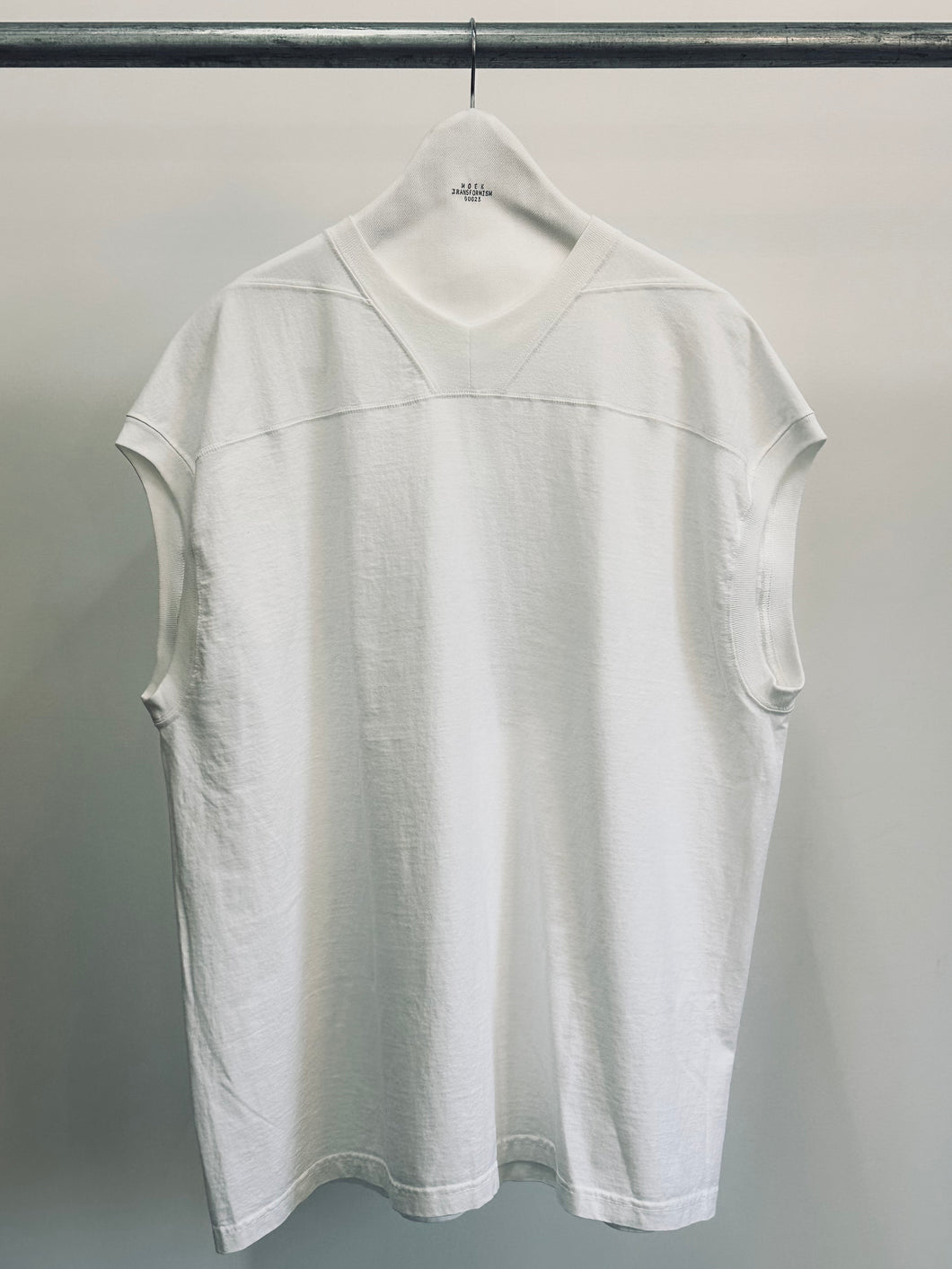 UPM NECK SLEEVELES T