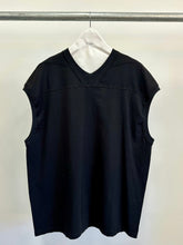 Load image into Gallery viewer, UPM NECK SLEEVELES T
