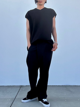 Load image into Gallery viewer, UPM NECK SLEEVELES T
